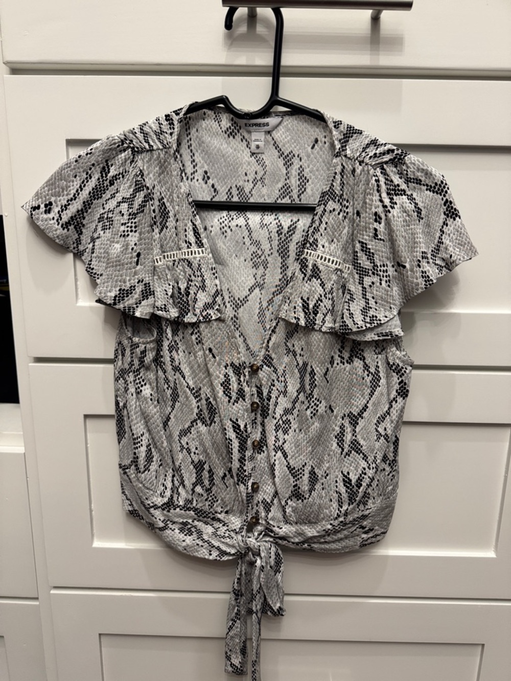 Express Python Print Ruffle Cap Sleeve Button-Front Tie-Hem V-Neck Blouse SZ XS